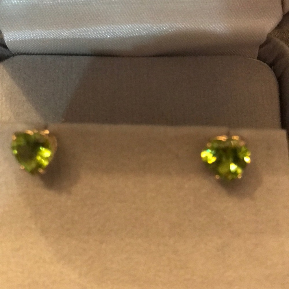 14 KT gold Peridot heart shaped earrings - Picture 3 of 7